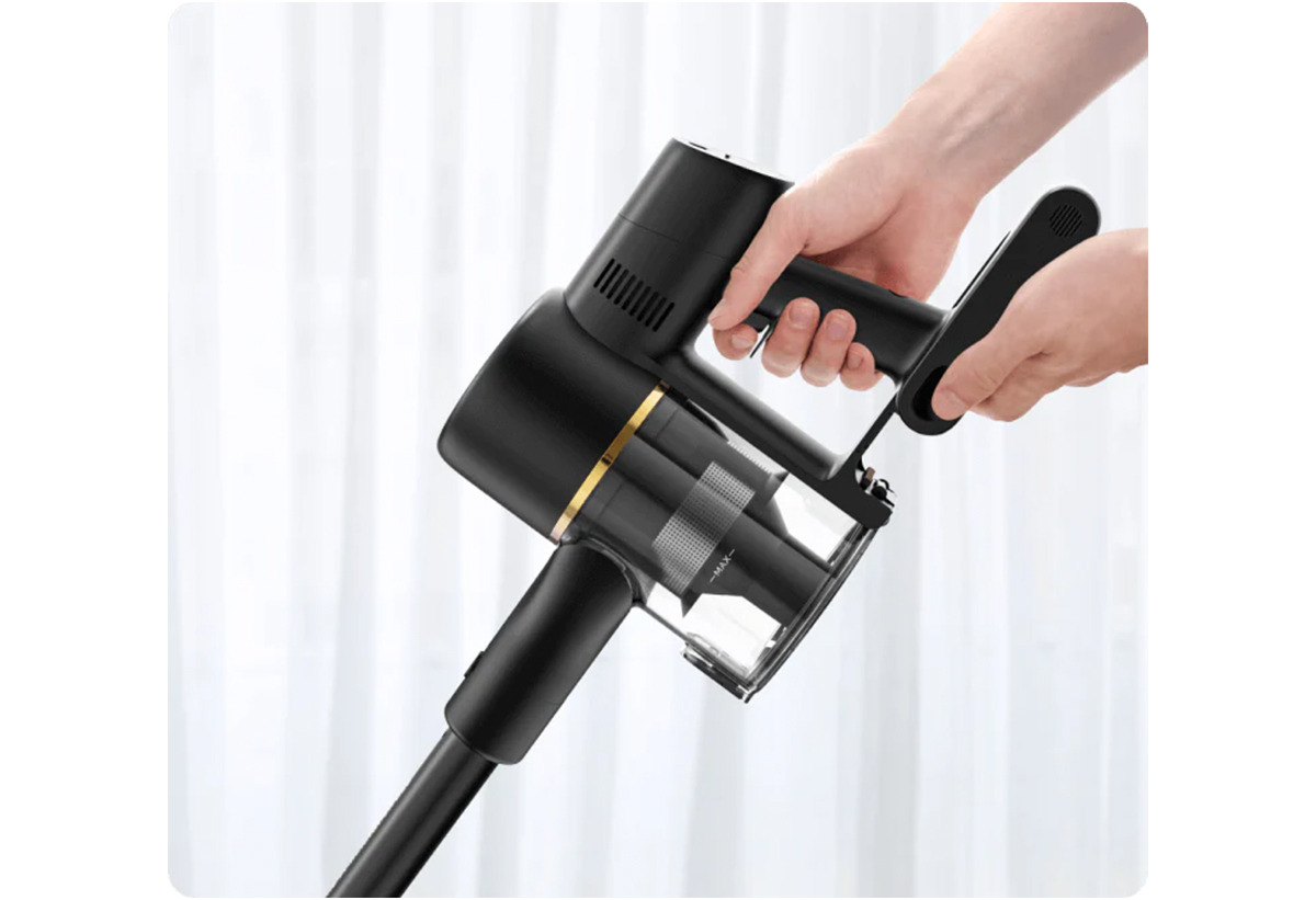 Απεικονίζεται αλλαγή μπαταριών στη σκούπα.